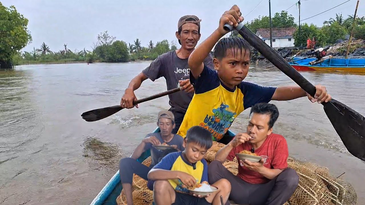 Menangkap Ikan & Udang di Sungai Hasilnya Langsung di Masak Sama @mamachika94