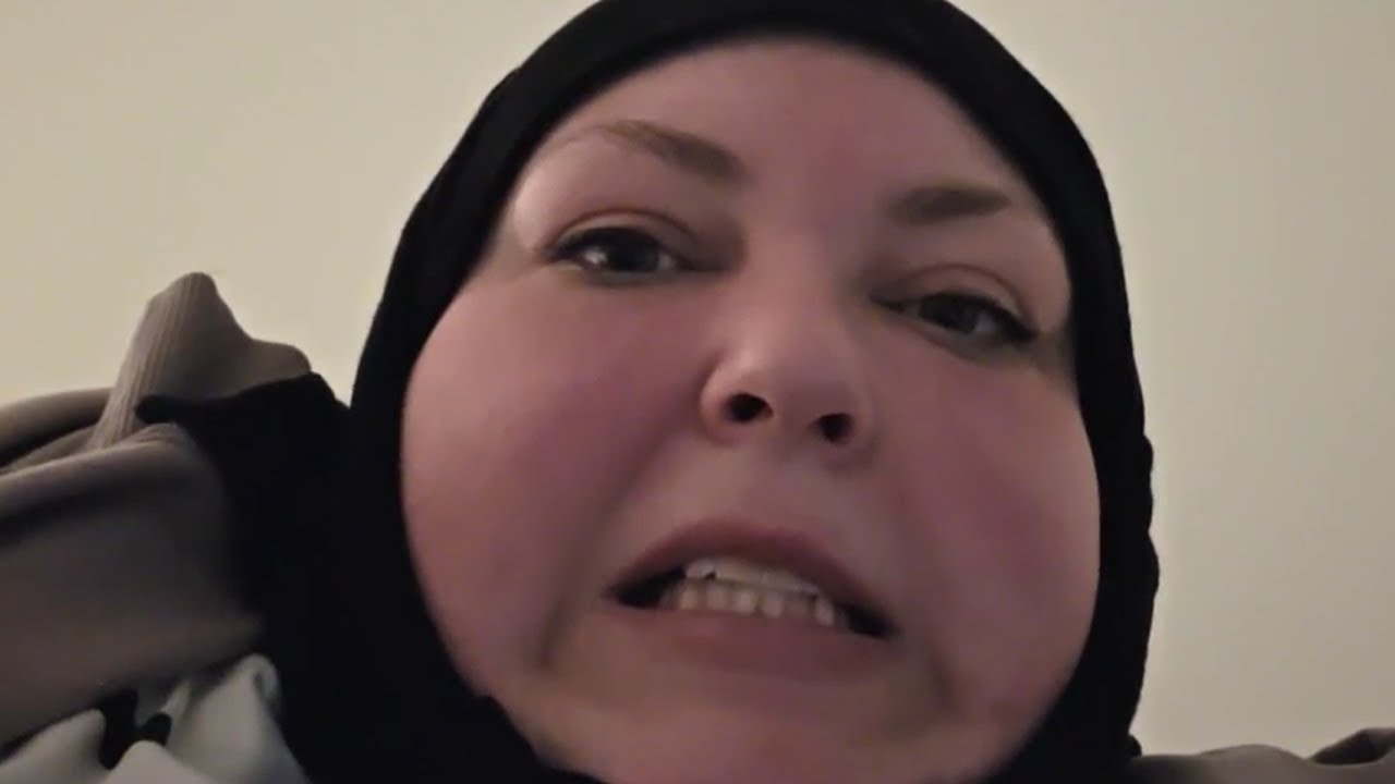 FOODIE BEAUTY IS THE LAZIEST STREAMER