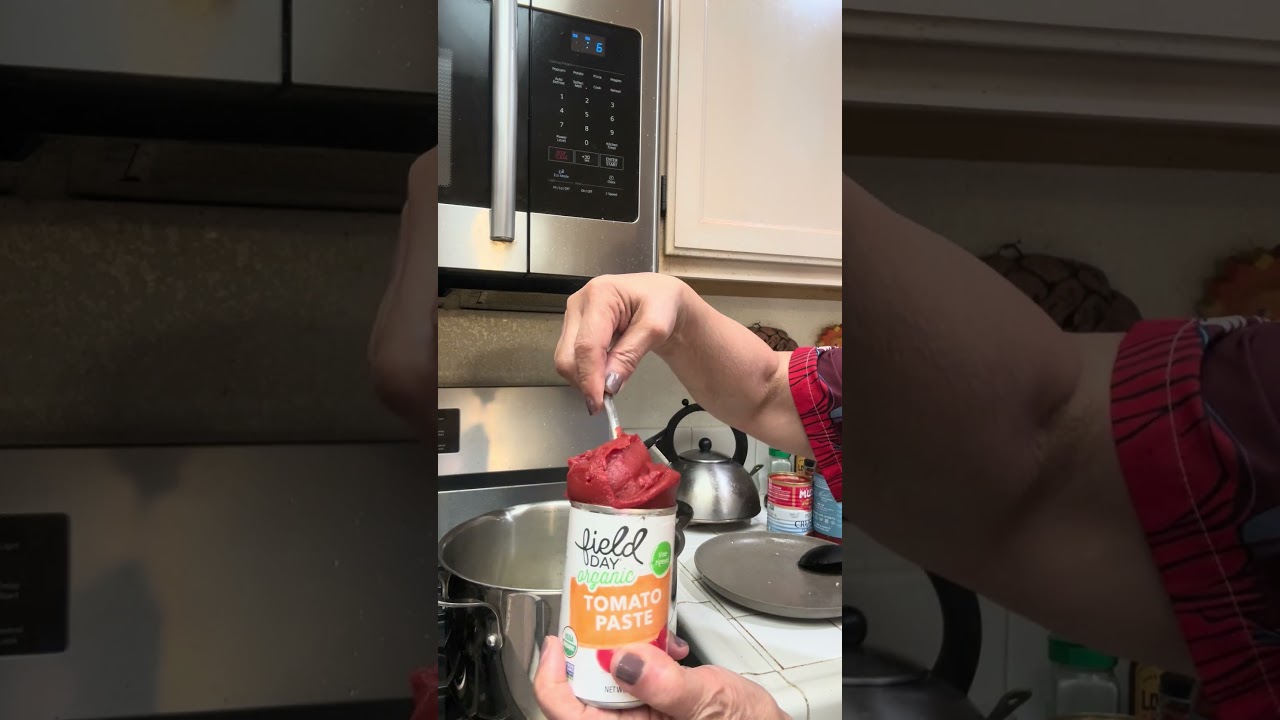 Обычно я добавляю томатную пасту в соус.