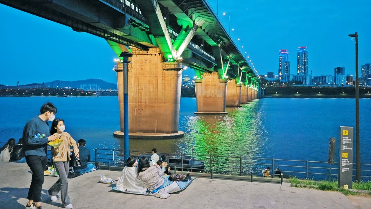 [4K]  Pleasant Seoul Evening Walk along Ttukseom Hangang Park | 뚝섬한강공원의 야경 풍경 - 청담대교에서 영동대교 / 뚝섬유원지