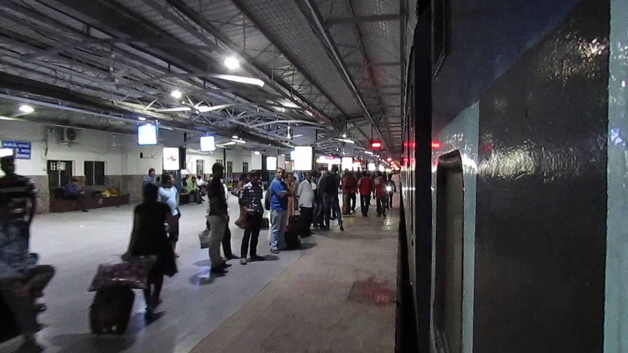 12622 Tamil Nadu Super Fast express arriving at PF-1 of Vijayawada Junction!