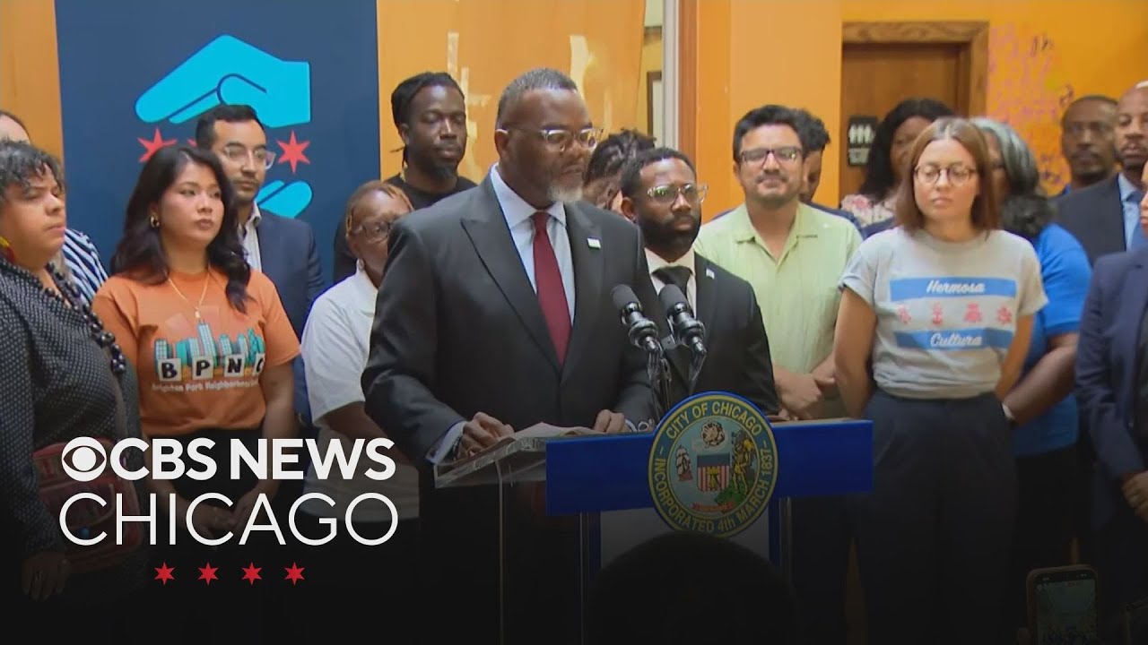 Chicago mayor signs executive order preventing ICE from using city property