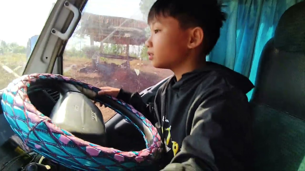 น้องซีโน่ขับรถดั้ม งานทอยหน้าบ่อ ลุยแต่เช้าเลยครับ 