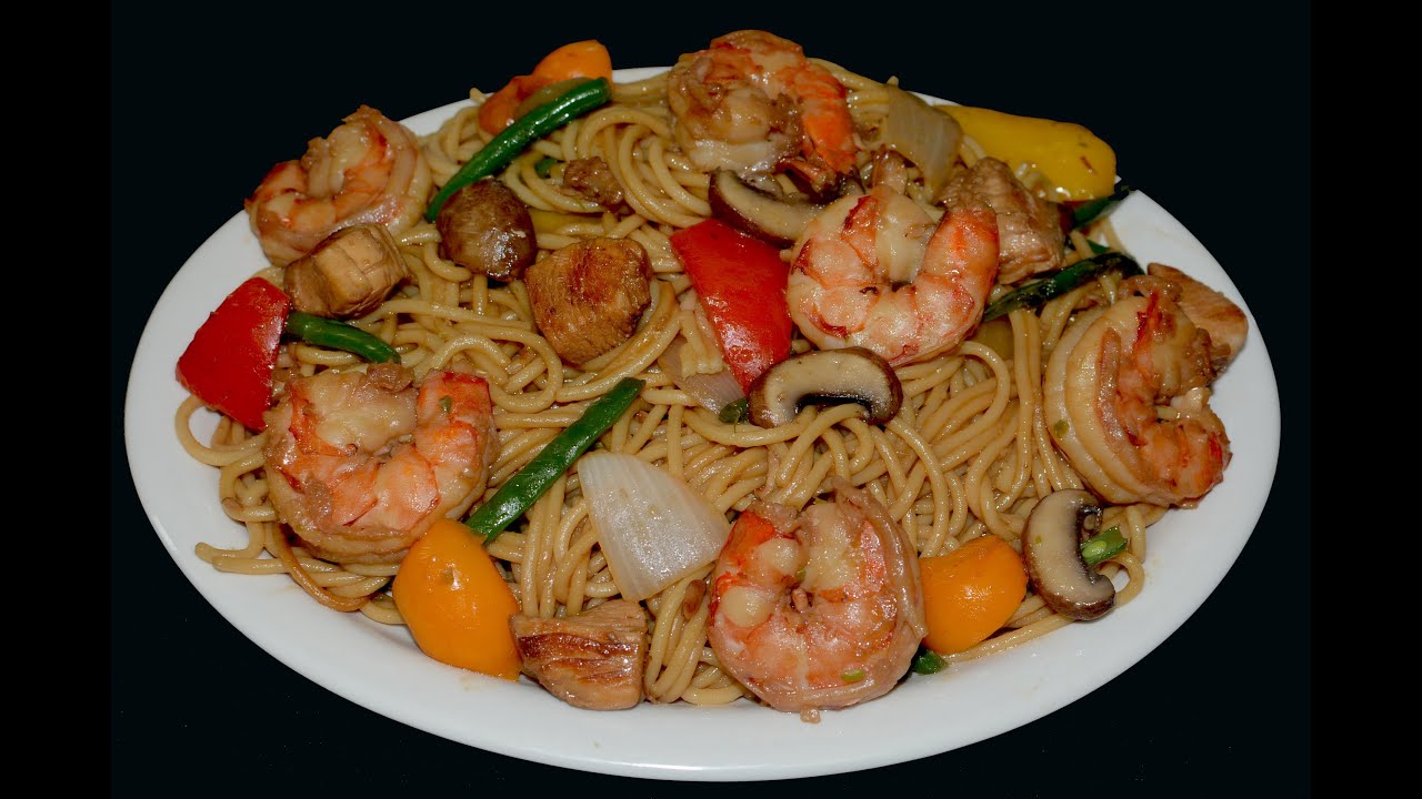 Fideos Chinos con camarones, pollo y vegetales. Chow Mein