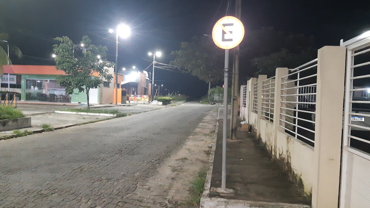 ASMR: caminhe comigo 4 da manhã pelas ruas do meu bairro (sons de boca, tapping, sussuros)
