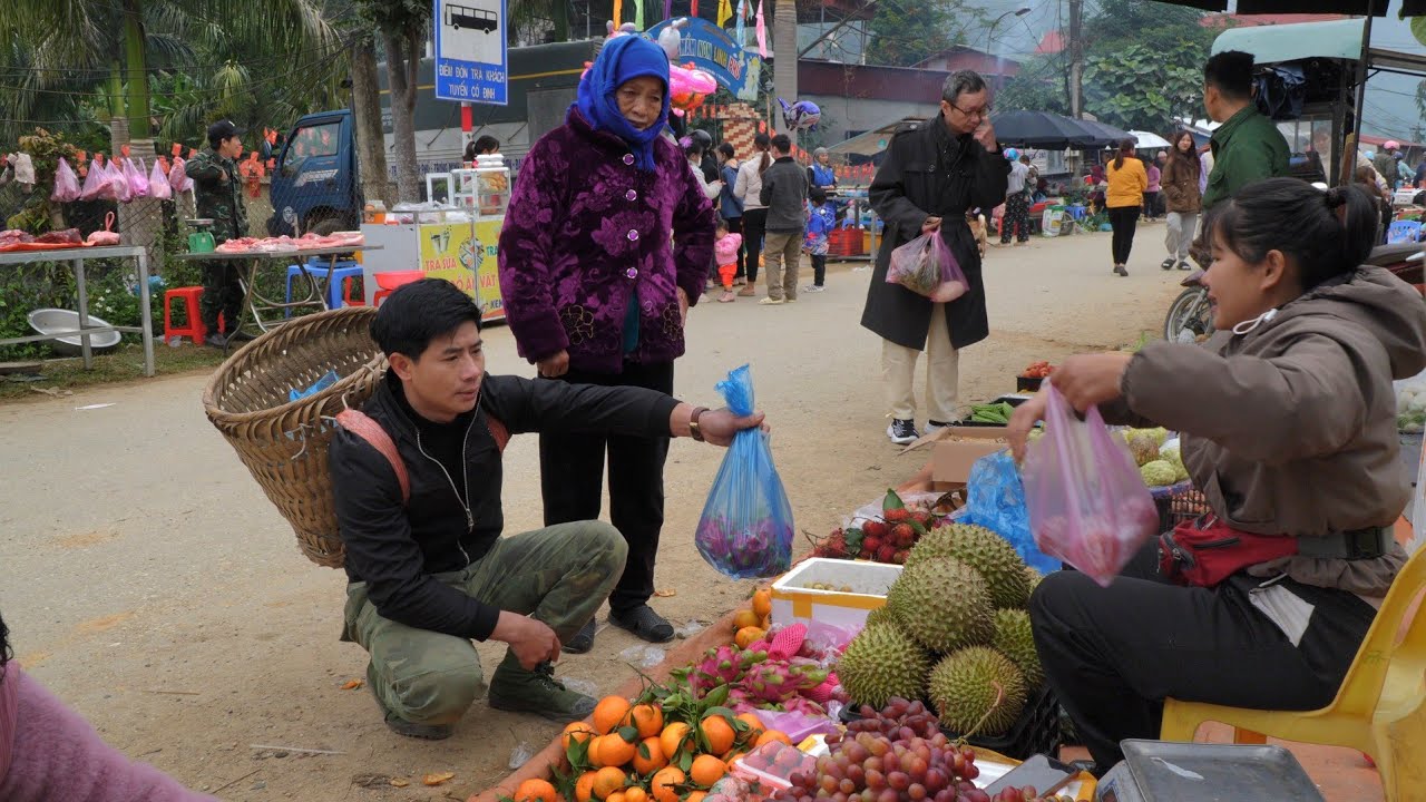Trieu Khang Holds an Elderly Woman&rsquo;s Hand, Warming an Entire Winter