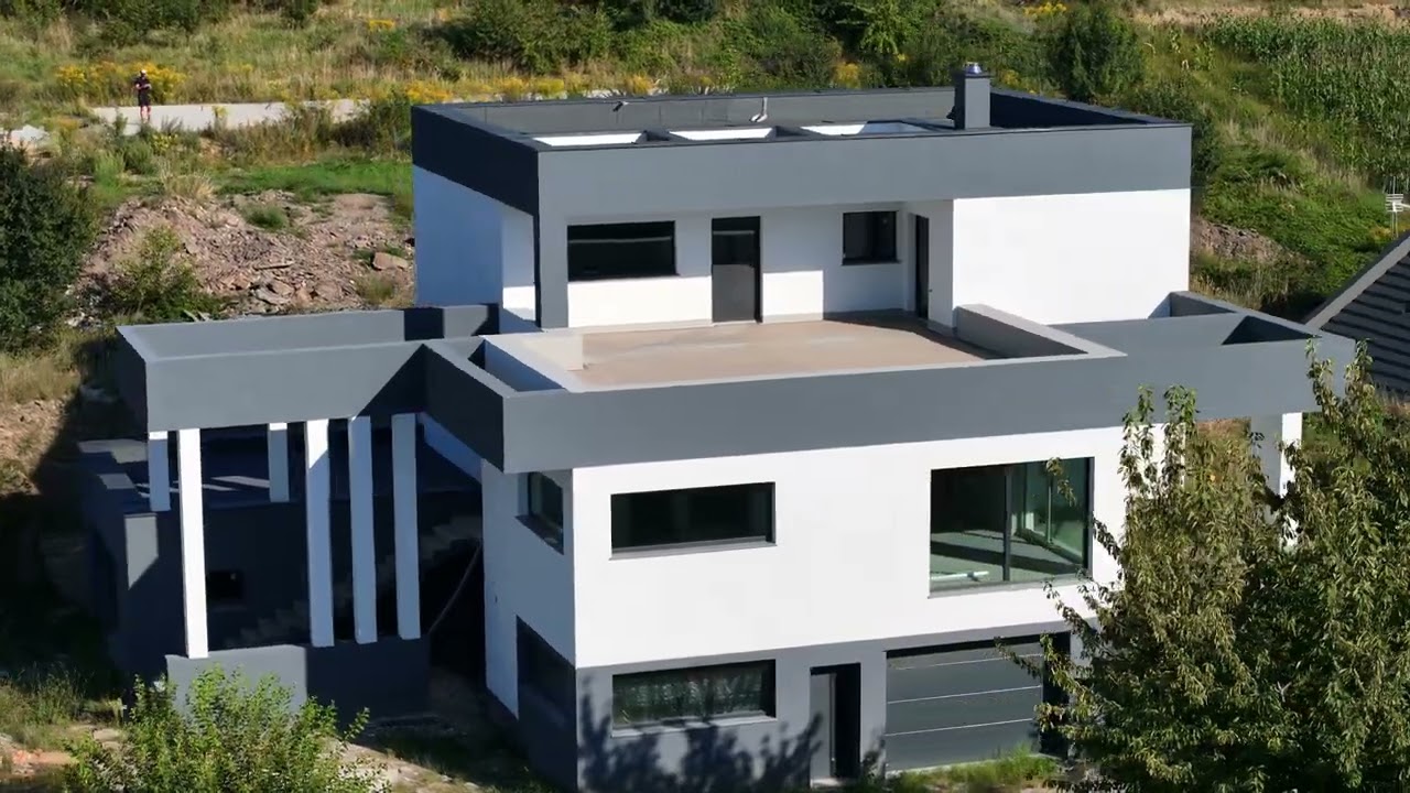 Nowoczesny dom na skarpie na sprzedaż: Architektura i widoki z drona