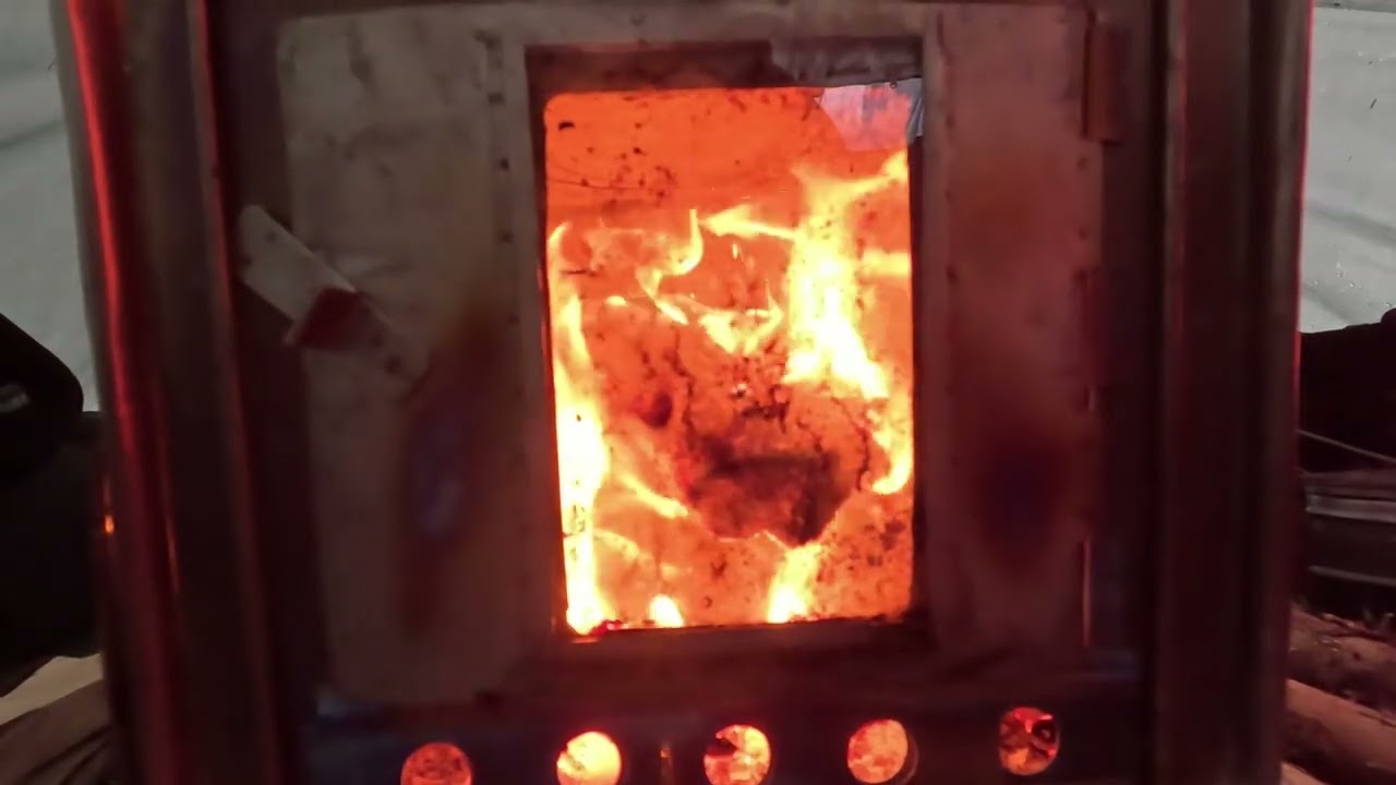Горение туристической печи в палатке 8 часов (фоновое видео для сна или отдыха, зациклено)