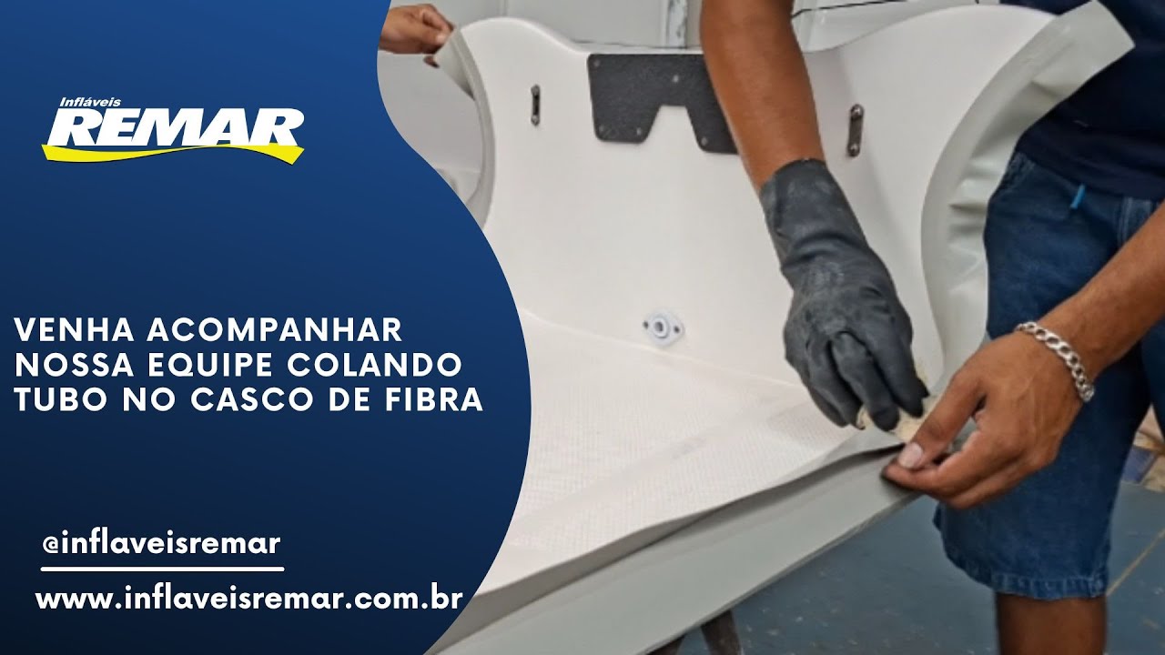 Mostramos uma etapa da fabricação dos nossos infláveis: a colocação do tubo no casco de fibra.