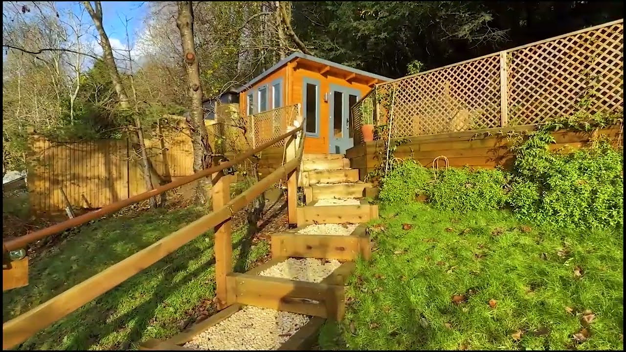 Tucked away on private road in Warlingham. Walking distance Whyteleafe South Station.