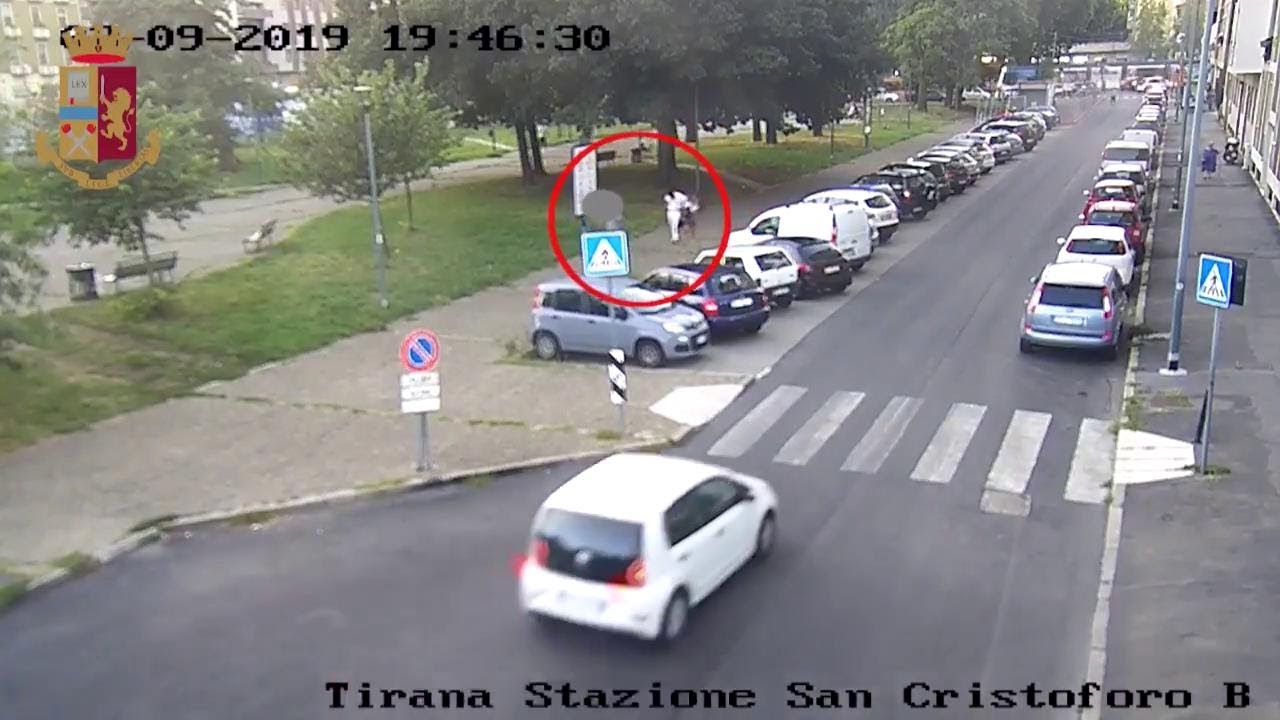 Aggredisce a coltellate padre e due figli: preso grazie alle telecamere