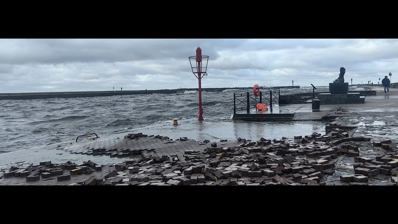 Ustka 12.01.2025r Sztormowy Bałtyk spowodował zniszczenia falochronu wschodniego