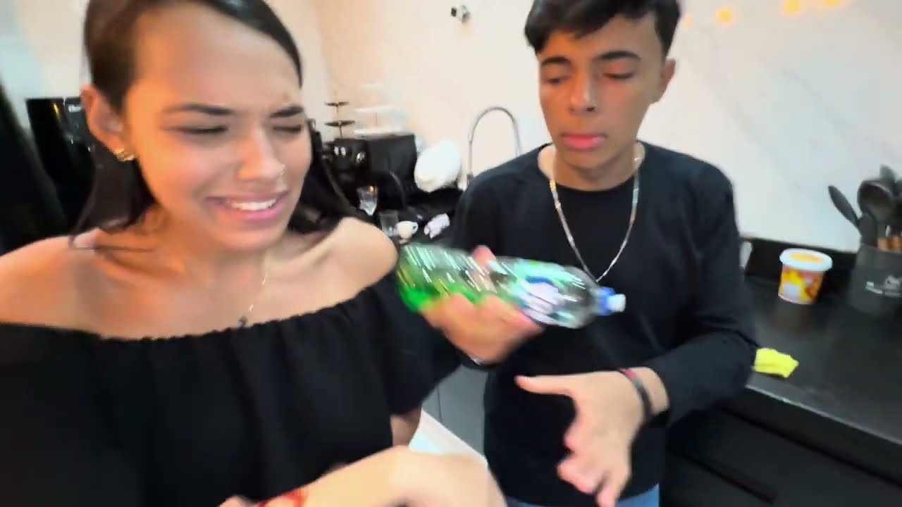 O CACHORRO RAIVOSO MORDEU ELES !!