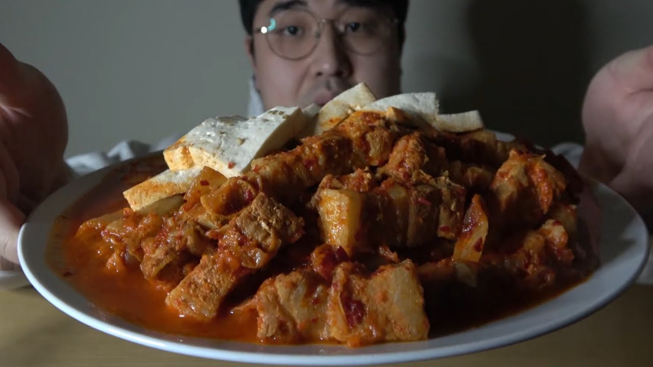 ASMR 아삭아삭 삼겹김치찜 먹으며 수다떨기 Korean Kimchi Braised Pork Belly Mukbang | Chatting & Eating Sounds