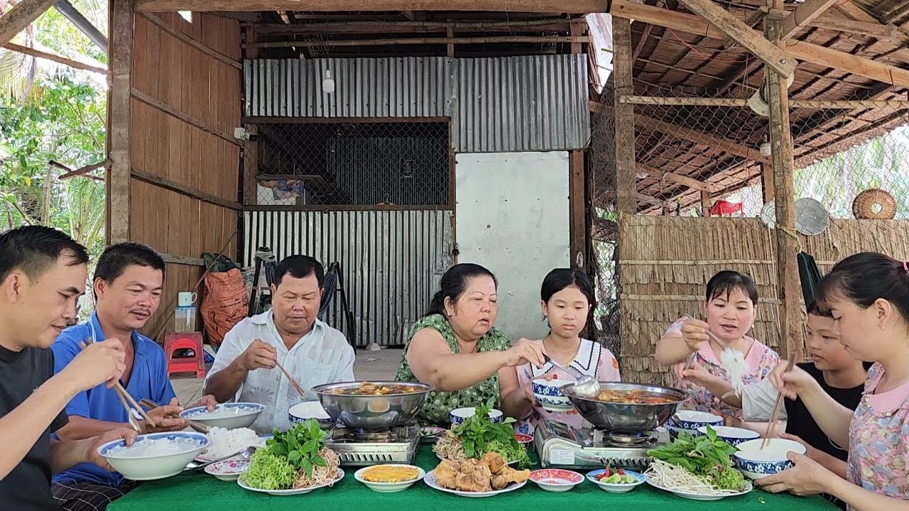 Làm Một Nồi Bún Riêu Cua Đồng Bồi Dưỡng Cho Em Gái Sau Một Ngày Đi Tái Khám | TKQ & Family T1398
