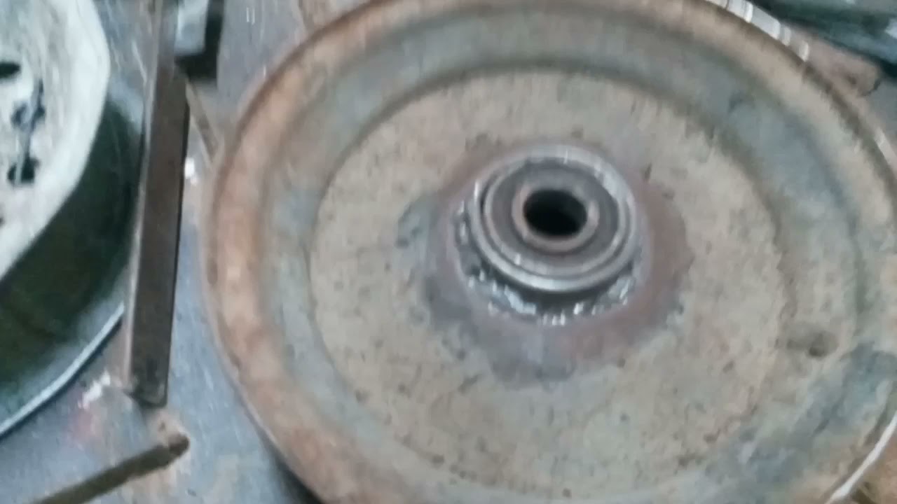 colocando rolamento no aro do carinho de mão