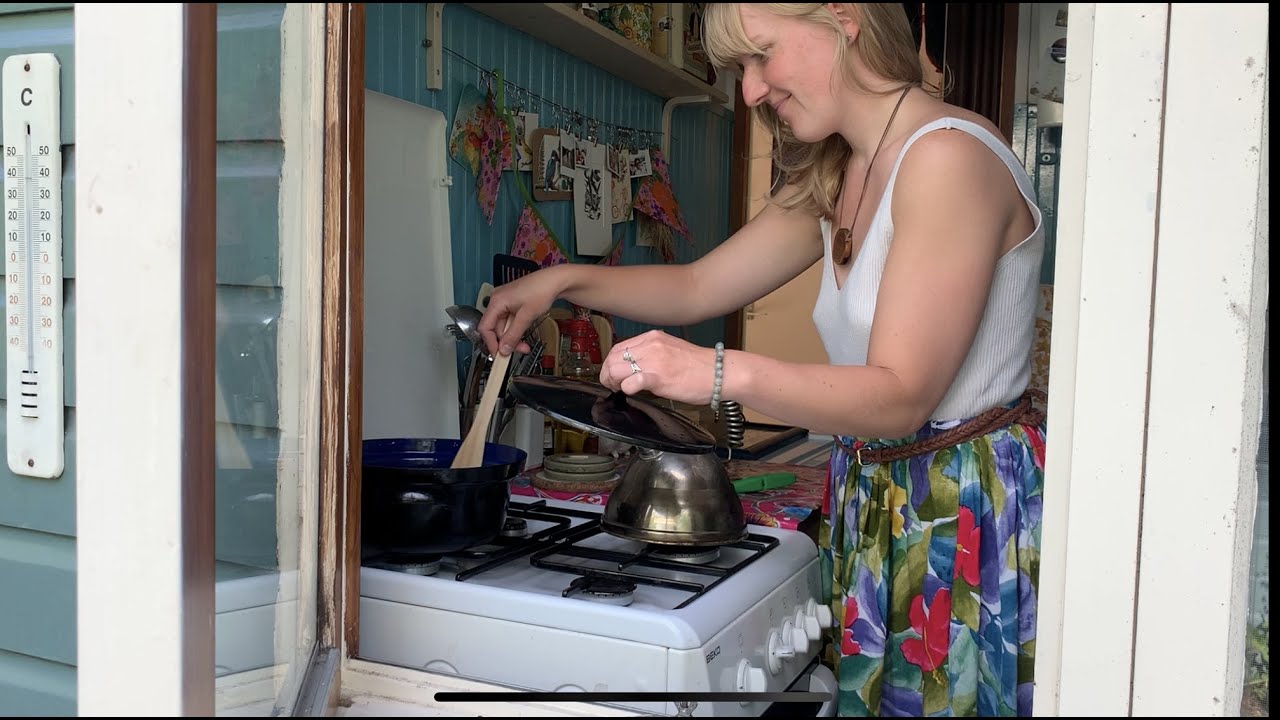 Mijn leven op de volkstuin, met onder andere mijn ochtendroutine en hoe ik vlierbloesemsiroop maak!