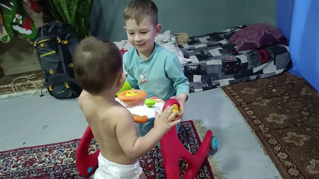 Марк Эммануэль играет с младшим братом 