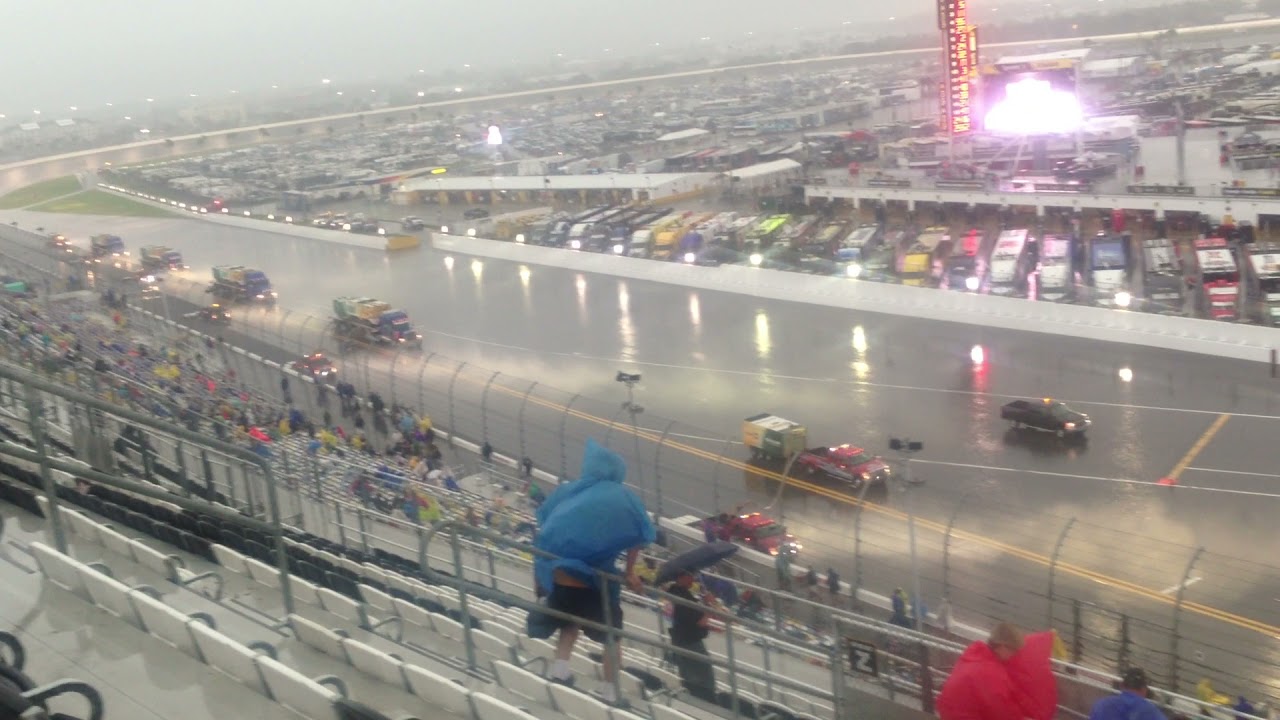 デイトナ500の雨でレースが中断した様子（2014年）