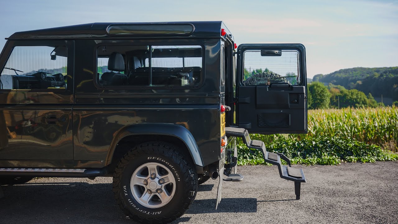 Land Rover Defender 90/110/130 Full Dog System - Fiber-Glass Mesh Crate & Carbon Fibre Steps