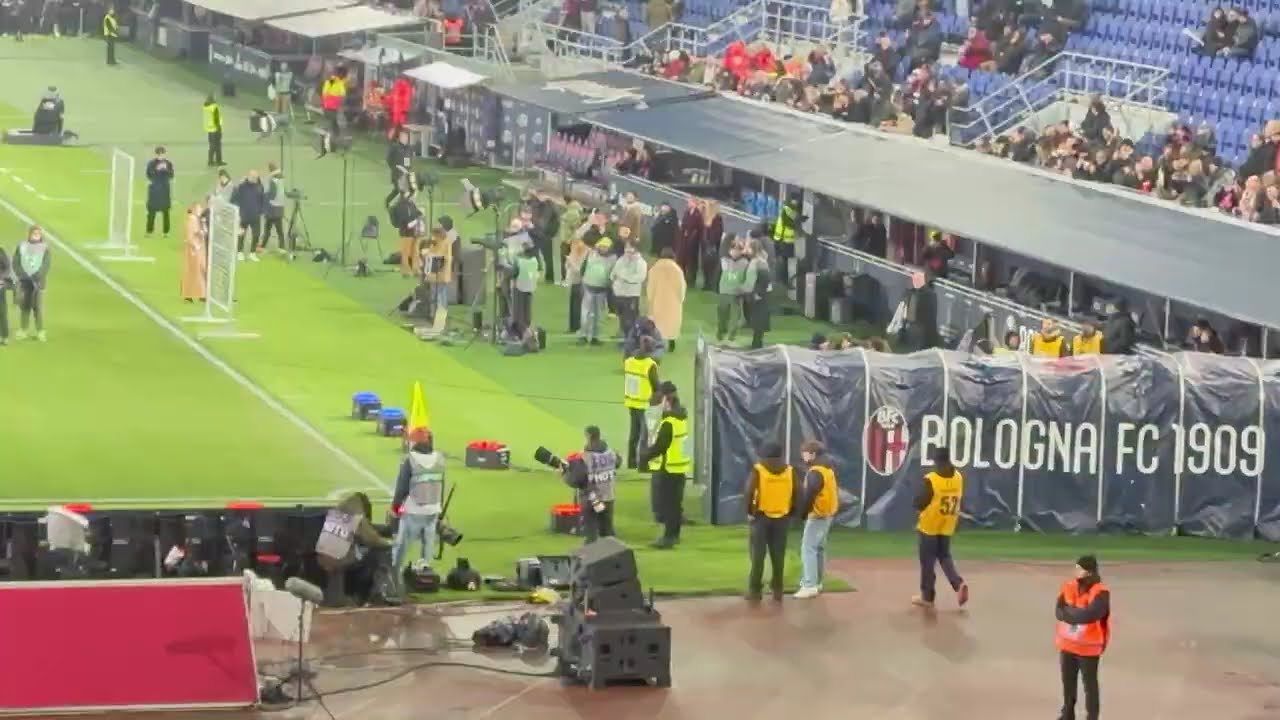 Ingresso di #bfc in campo in Prepartita con #milanfc