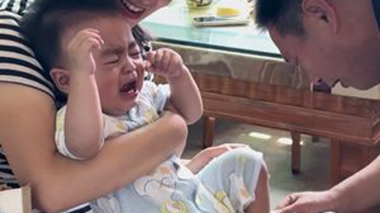 隔辈亲是真的亲，公公给萌娃买了新鞋子，老公都在一旁羡慕！ 没想到萌娃不肯穿，一看见就哭的稀里哗啦的，到底是什么原因？