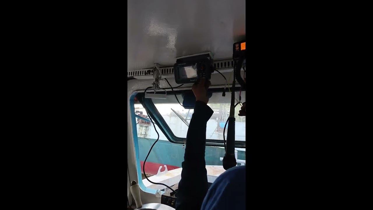 Installation GPS and VHF marine radio #autoelectrician #highlights 