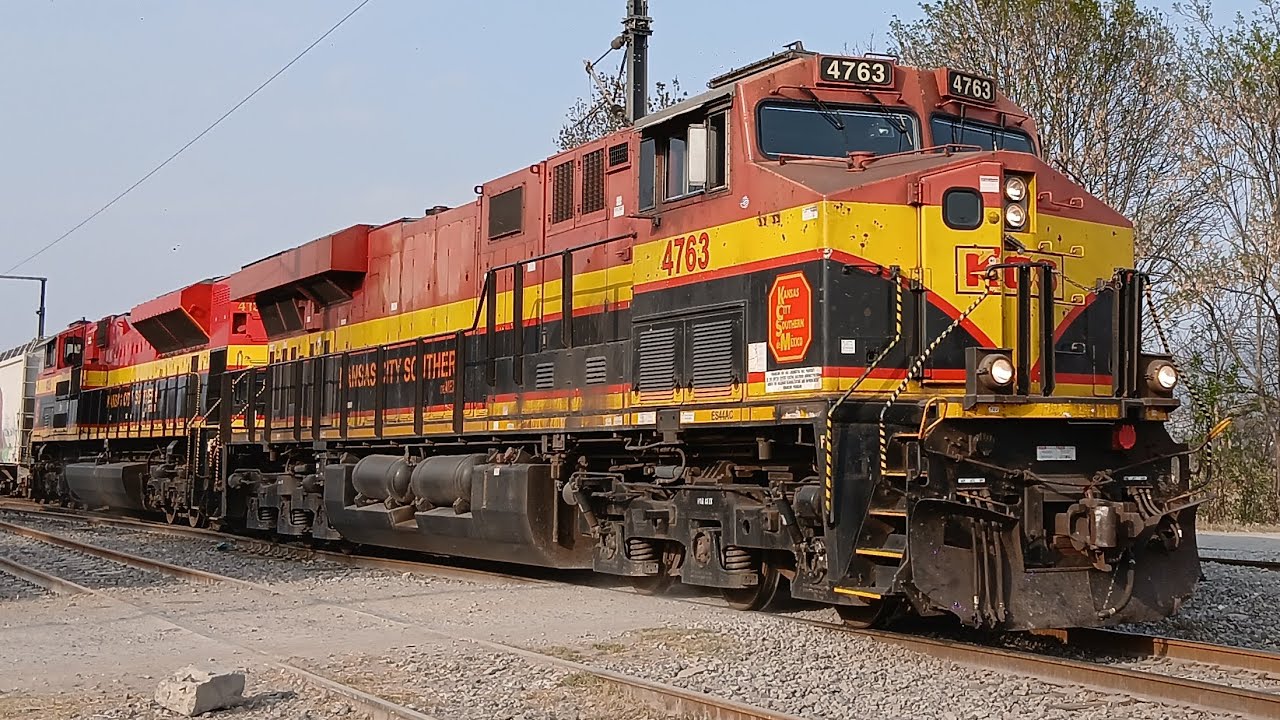 LN01 DUO KANSAS CITY SOUTHERN KCS 4763 ,KCS 4135 LOCAL MUY CORTO AL SUR 
