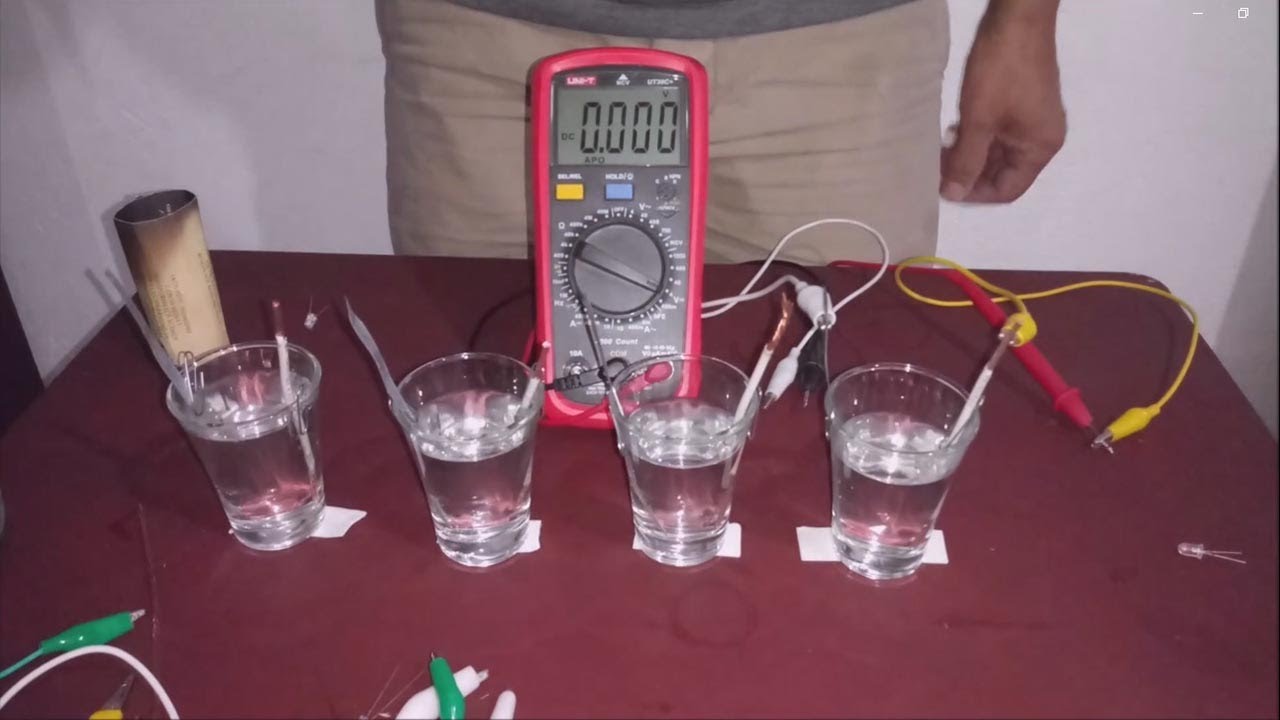Celda electroquímica de vinagre. Encender un LED con vinagre. Pila galvánica.