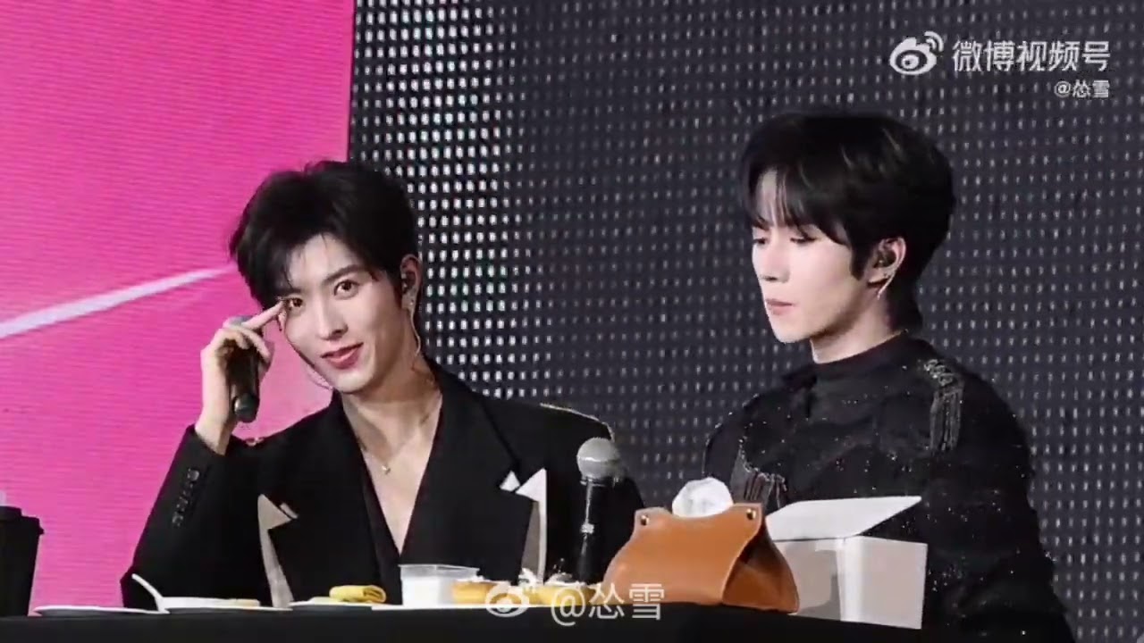 Qiuqiu and Eliot. Whats wrong with this cake🤨.Is this not yummy qiuqiu🤔Don't cry! Okay🥺