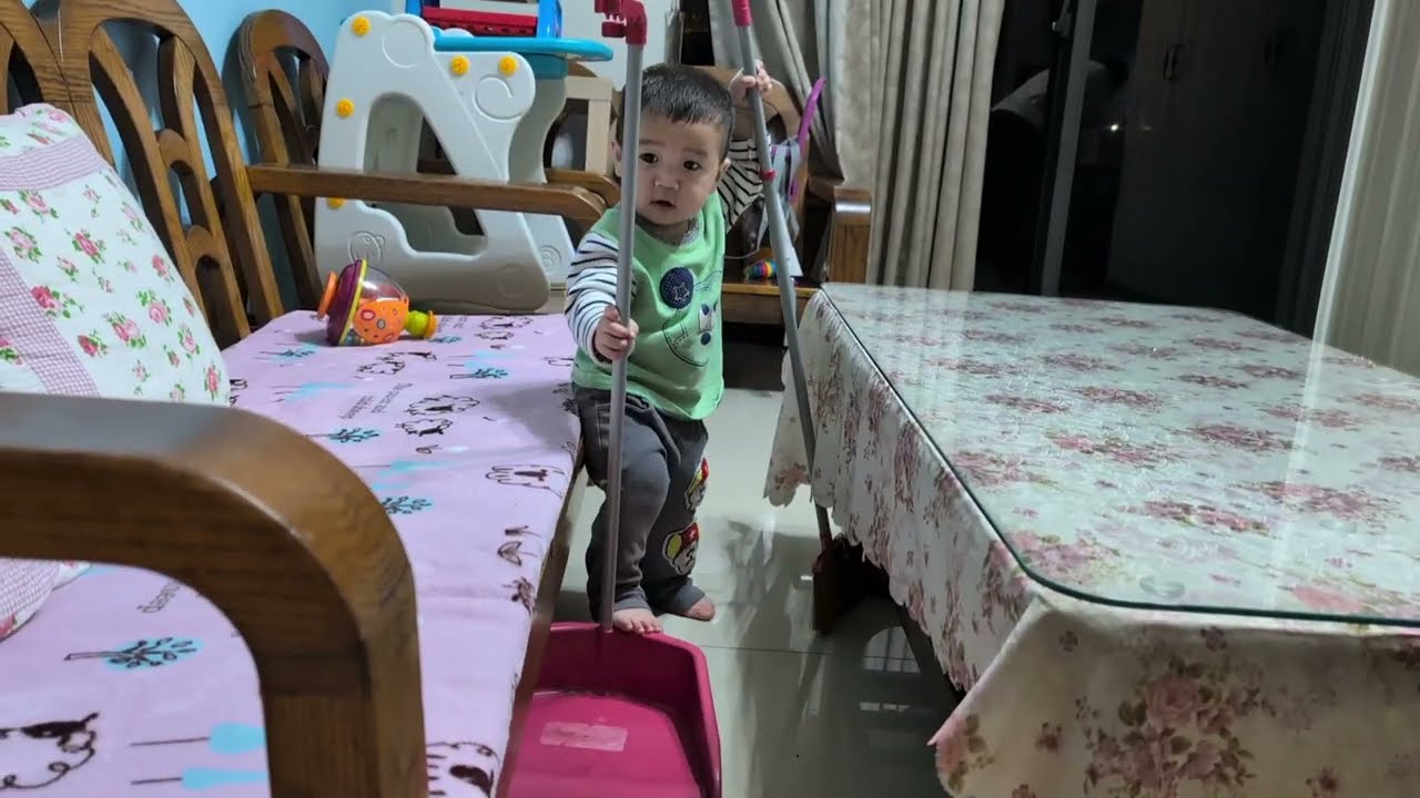 20260217-0308 Leo Learns Chores｜Mop, Sweep & Clean Up Toys 💪Leo 學做家事｜拖地、掃地、整理玩具