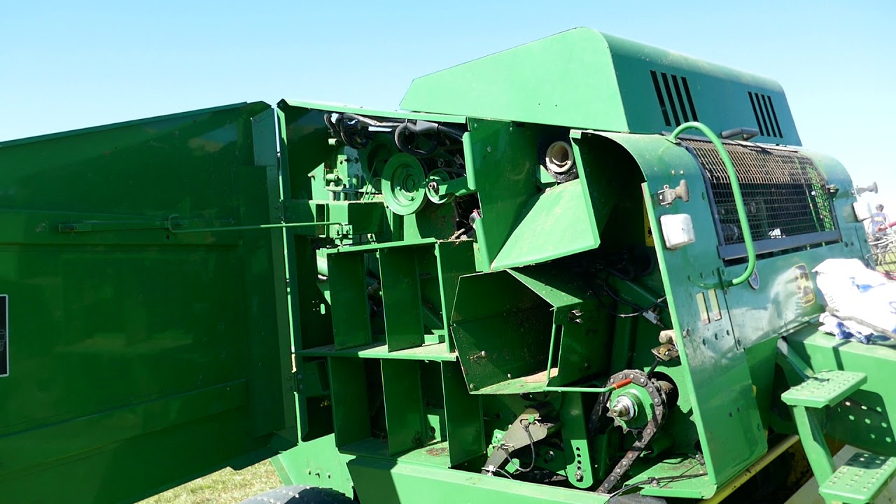 John Deere 575 Round Baler