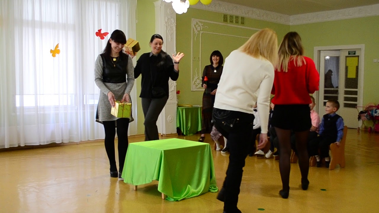 Веселая игра с мамами на Утреннике 8 Марта в детском саду