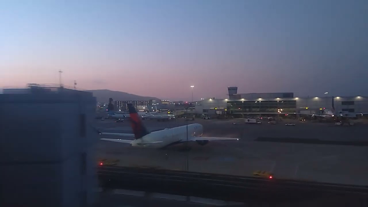 2025年6月22日。サンフランシスコ空港駅を出発するBARTからの眺め