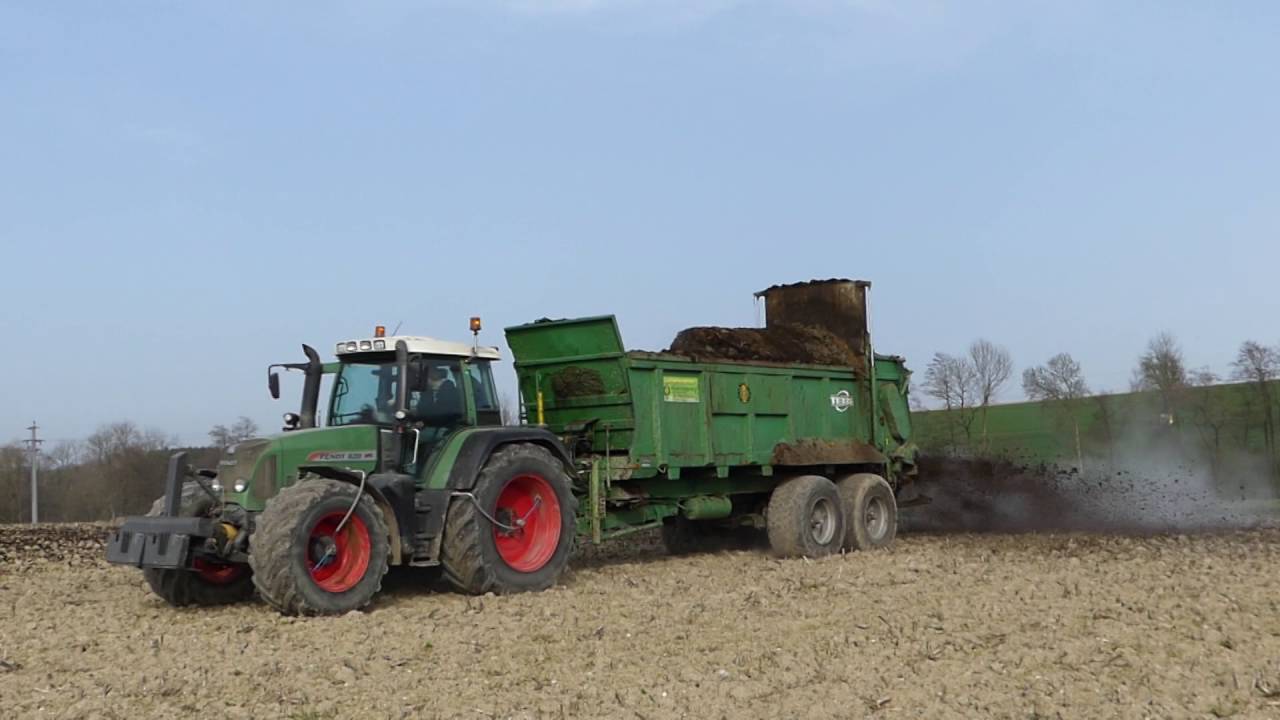 Fendt 820 mit Tebbe beim Streuen