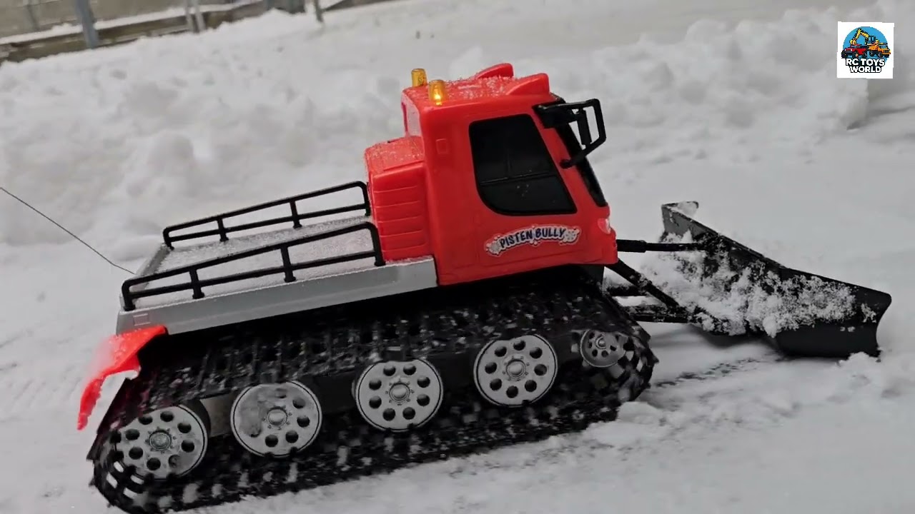 RC PistenBully in Action ❄️Clearing Snow  Satisfying Snow Grooming ❄️ Remote Control