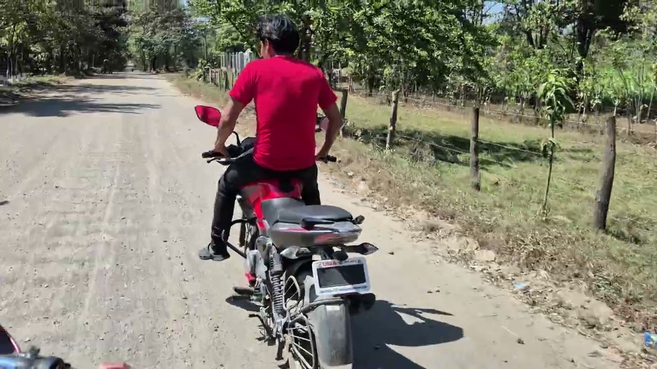 KARINA pincho la moto en plena calle casi las tira un carr0