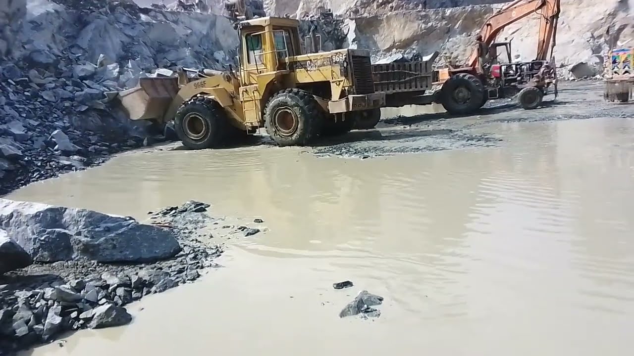Watch the Caterpillar 966F Wheel Loader and Excavator in action! 🚧