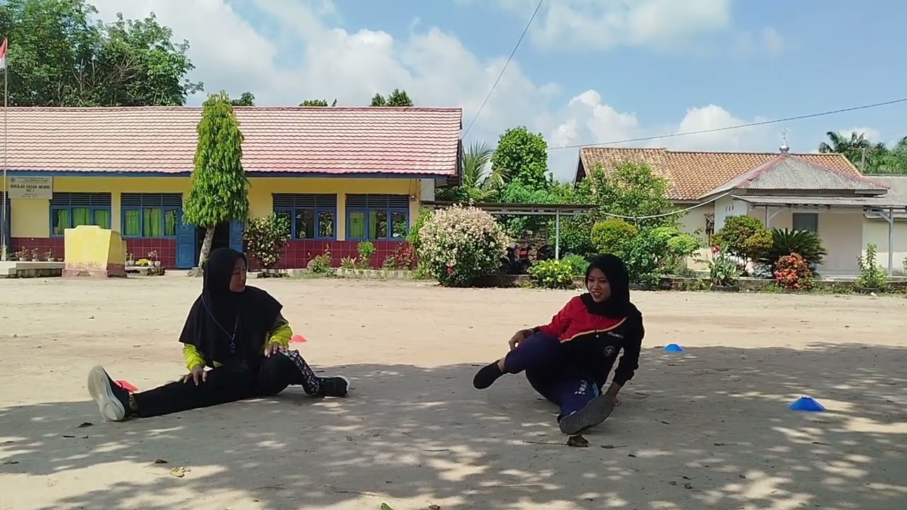 VIDEO PRAKTEK LARI JARAK PENDEK 100M ( MATKUL PENDIDIKAN JASMANI DAN OLAHRAGA ) 