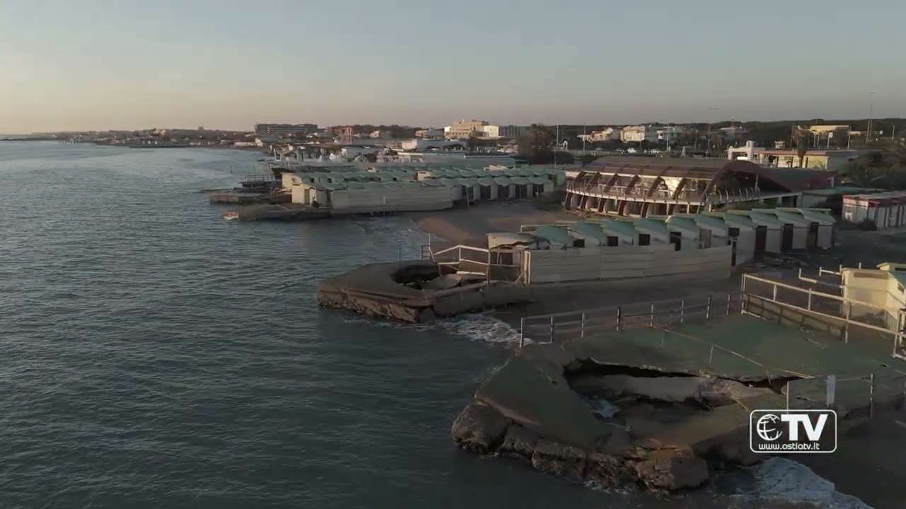 La spiaggia di Ostia mangiata dal mare