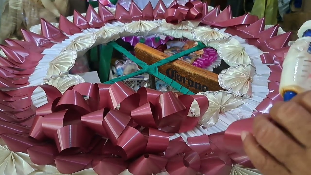 Haciendo la corona a mi hijo para este 2 de noviembre 