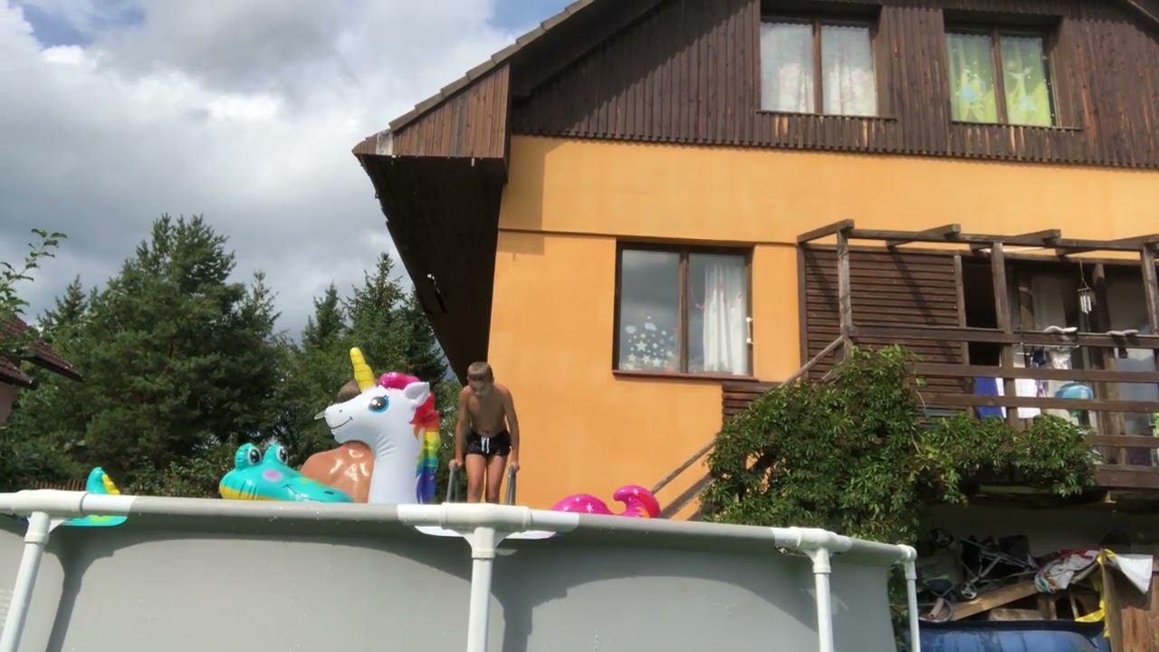 Skákání do bazénu￼
