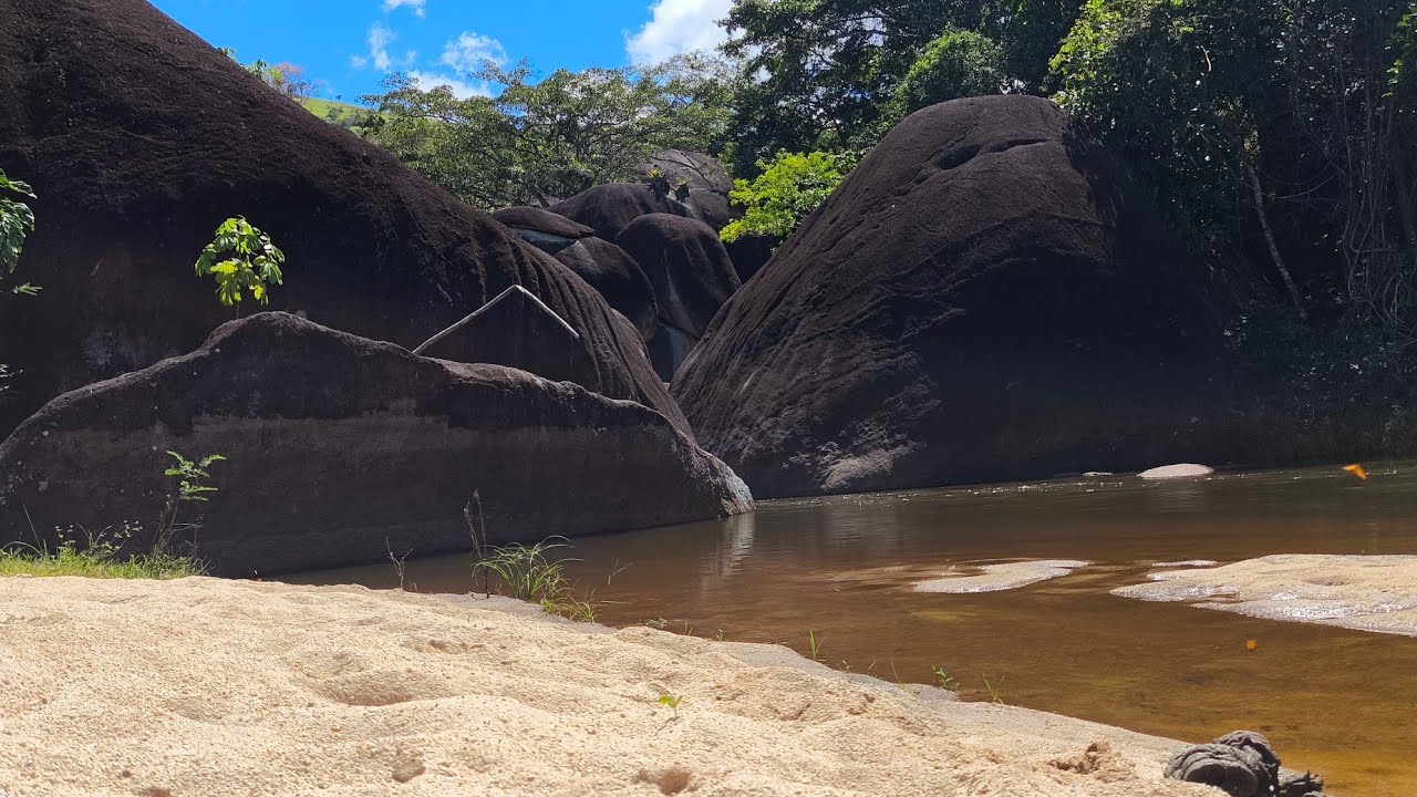 CASINHA ISOLADA, NO MEIO DO ROCHEDO DE PEDRA GIGANTE 