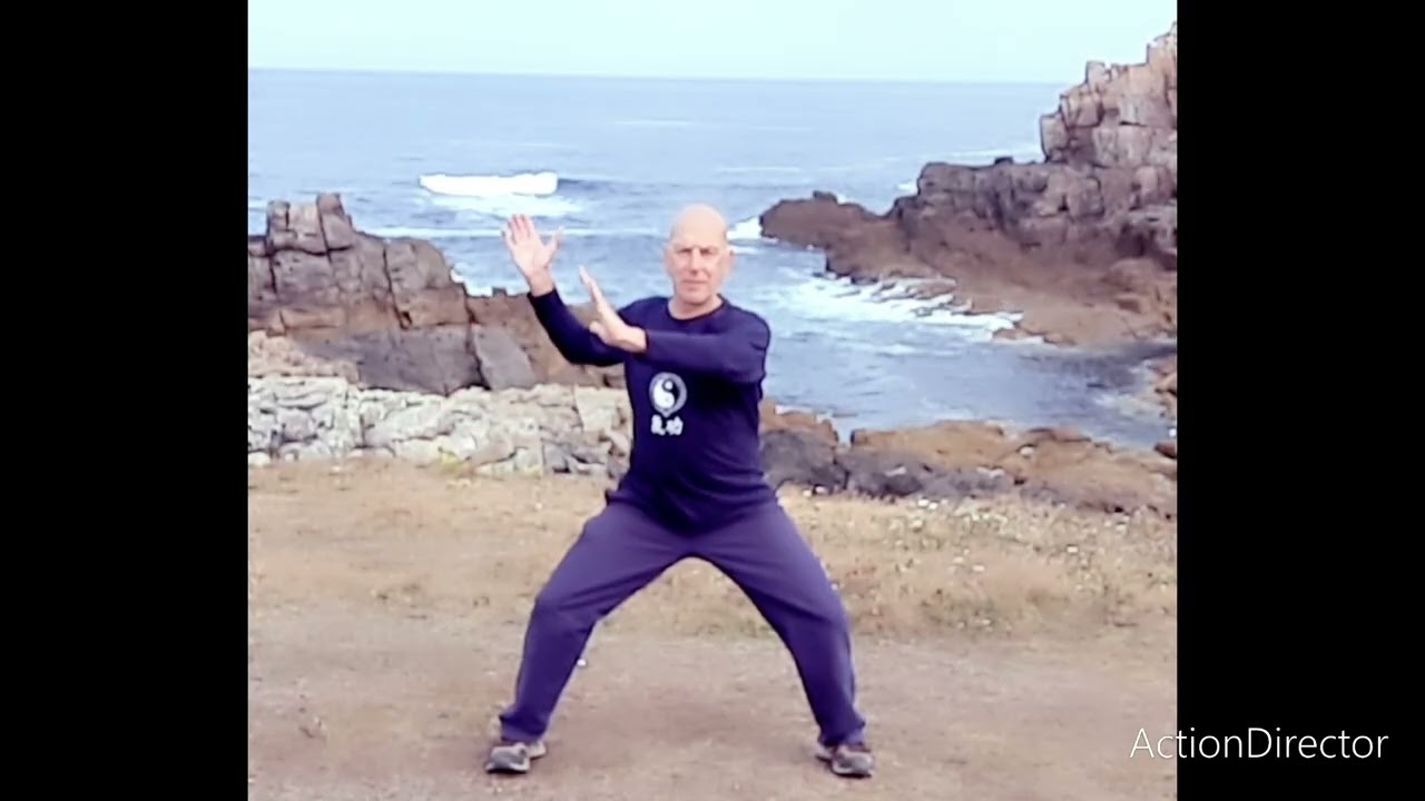 École Tung family Taï Chi Gong 9 mouvements du Tai Chi en statique. Réalisé sur l'île d'ouessant 