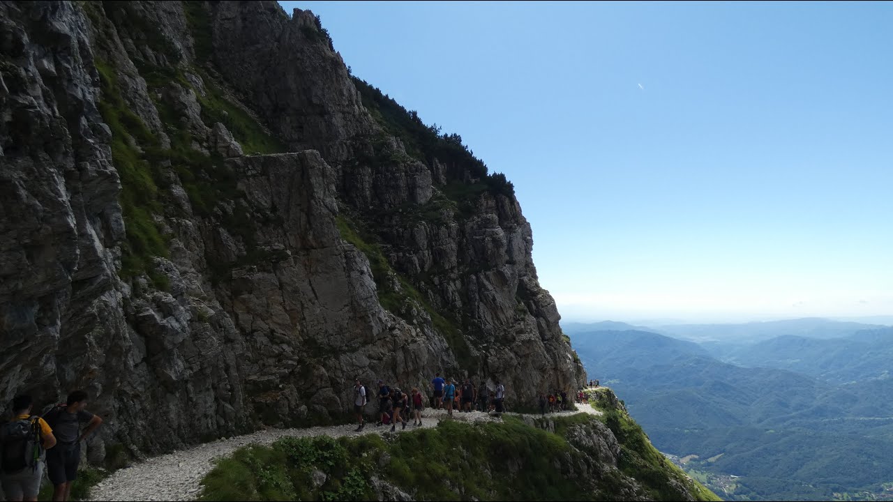 La strada delle  52 gallerie sul monte Pasubio. Discesa per la strada degli Eroi