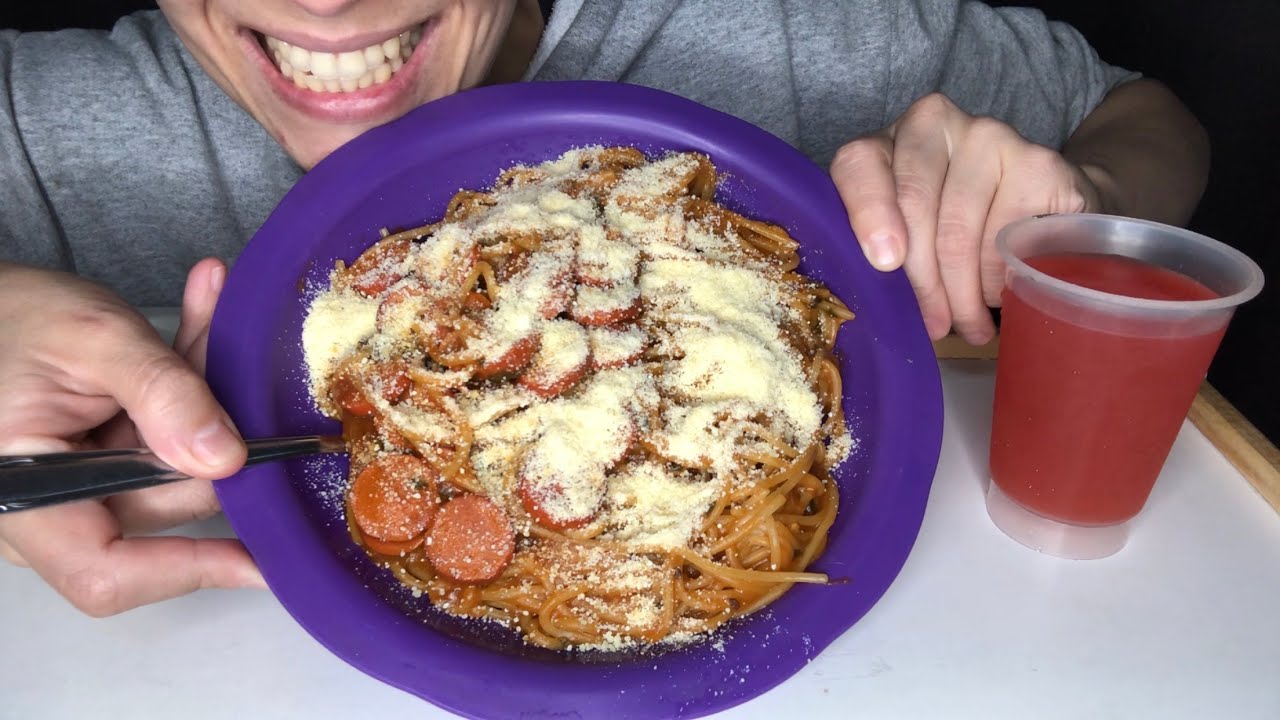 ASMR COMENDO MACARRÃO COM SALSICHA E QUEIJO RALADO