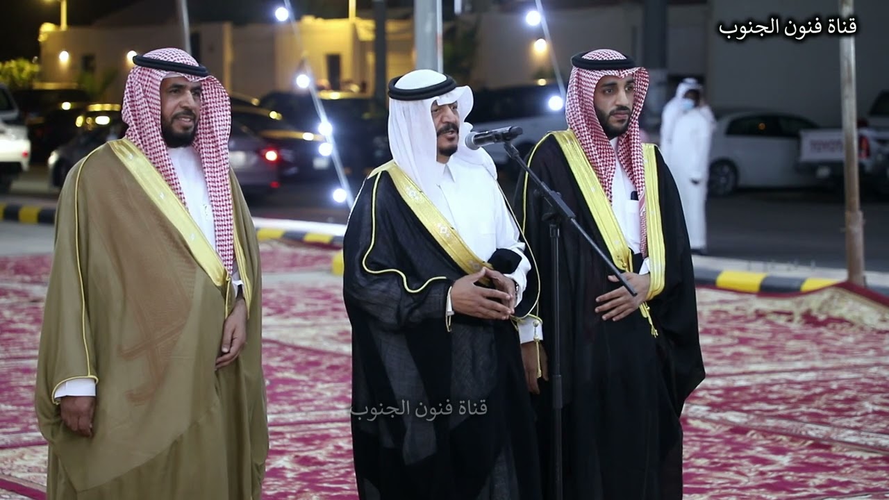 لحظة دخول الشيخ فهد المعطاني شيخ بني هذيل   في حفل زواج رئيس فرقة النماص عبدالرحمن الكلثمي #بني_شهر