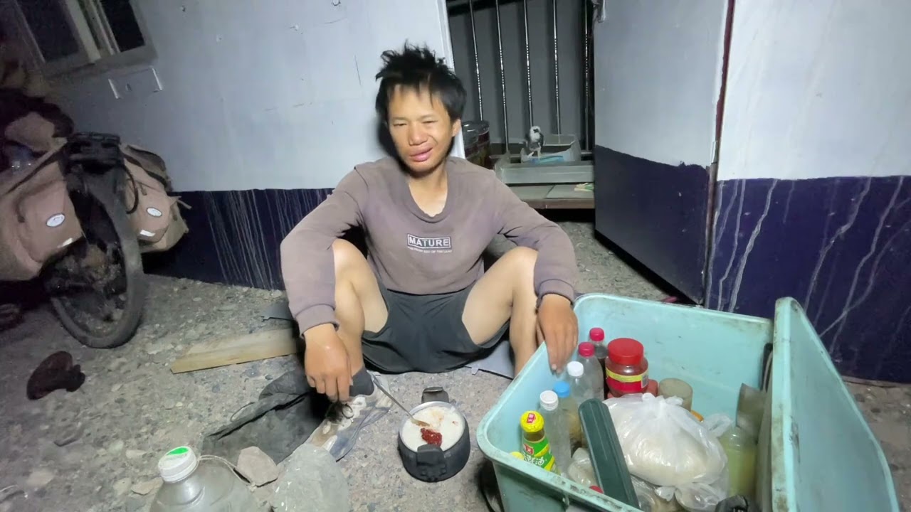 小伙骑行无人区遇到狂风不断，被困废弃房，无粮草只能米饭充饥 #露营 #穷游中国