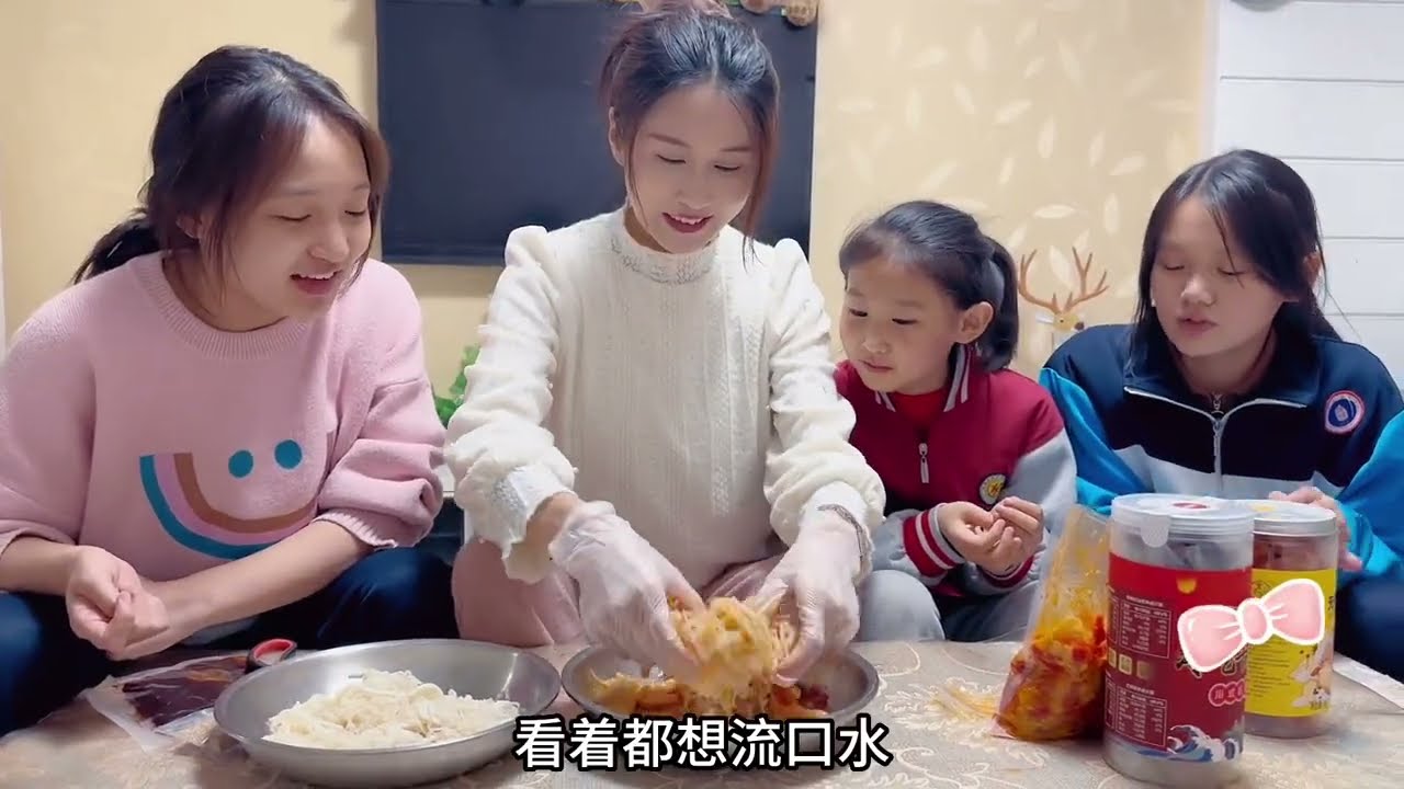 三个女儿放学回家，妈妈准备了一桌好吃的，忍不住发出嘶哈声！骨头汤大龙虾，红油毛肚加酸辣无骨鸡爪，十斤全部搞定！