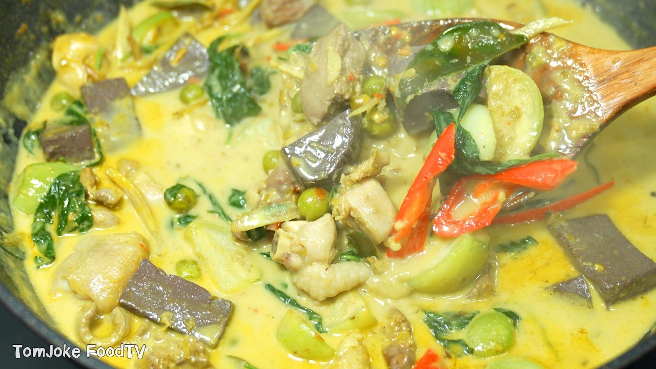 แกงเขียวหวานไก่ น้ำแกงสีสวย มะเขือไม่ดำ ไก่ไม่คาว หอมอร่อยทำกินเองที่บ้านง่ายๆ